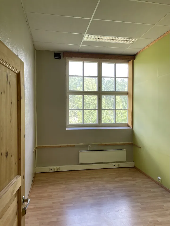 Lager 1 innvendig, rom med vindu og laminat på gulv